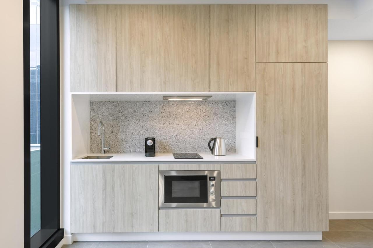 Meriton Suites Melbourne City Exterior foto A kitchen in a serviced apartment
