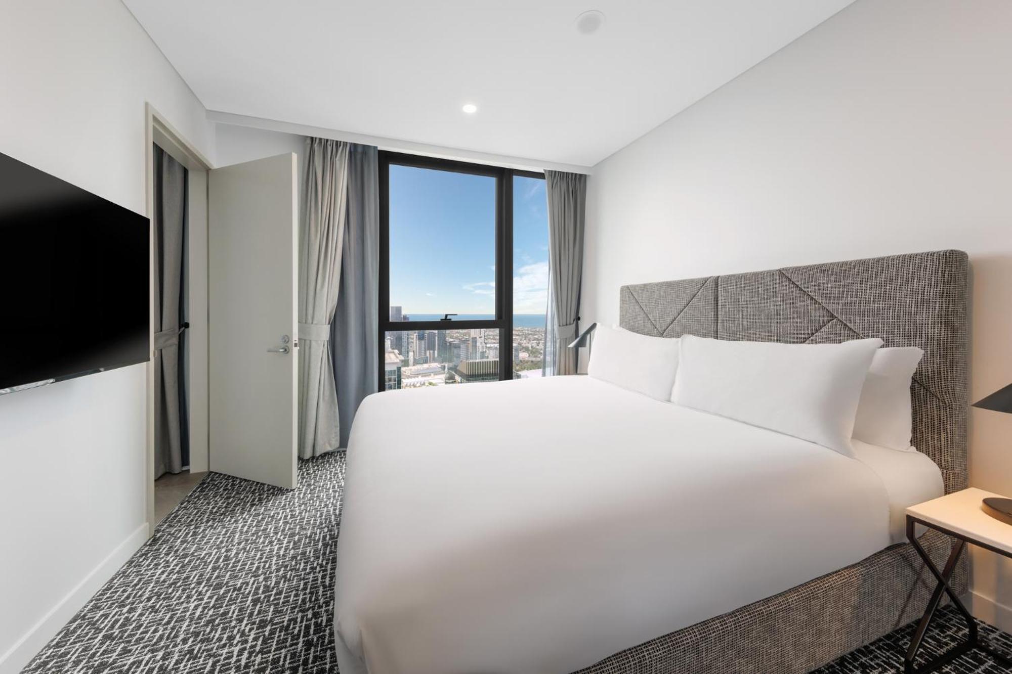 Meriton Suites Melbourne City Exterior foto A bedroom at the hotel