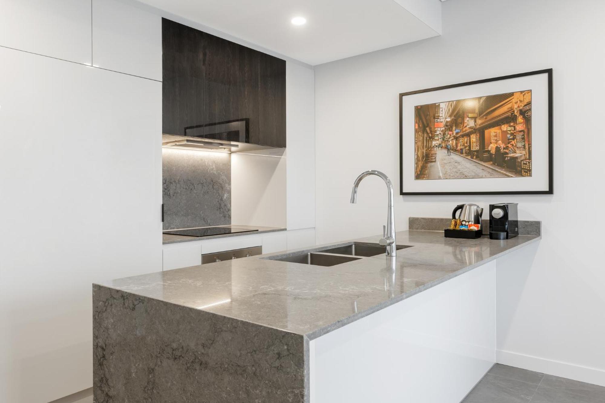 Meriton Suites Melbourne City Exterior foto A kitchen in a typical apartment