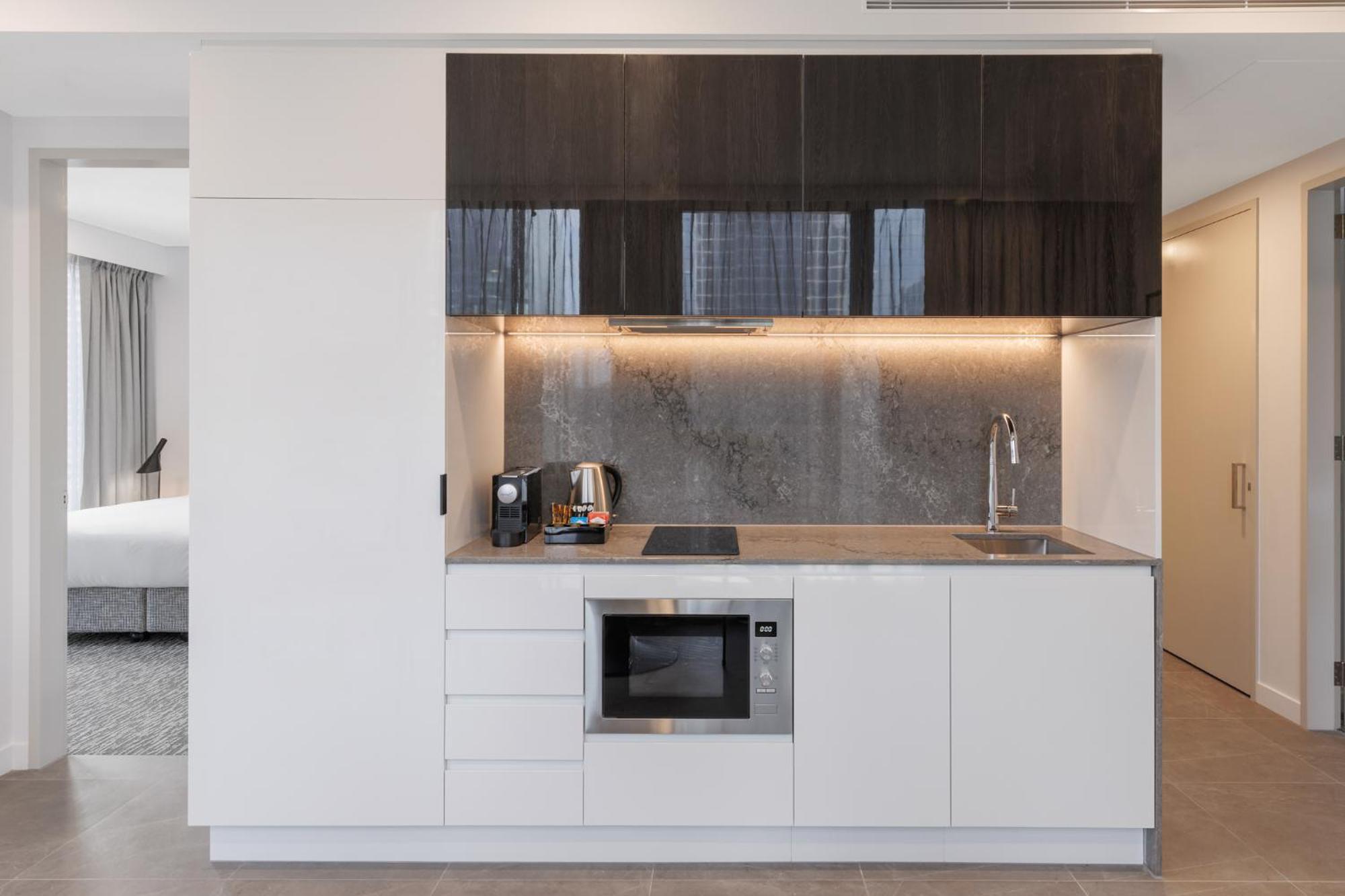 Meriton Suites Melbourne City Exterior foto Kitchenette in a hotel room
