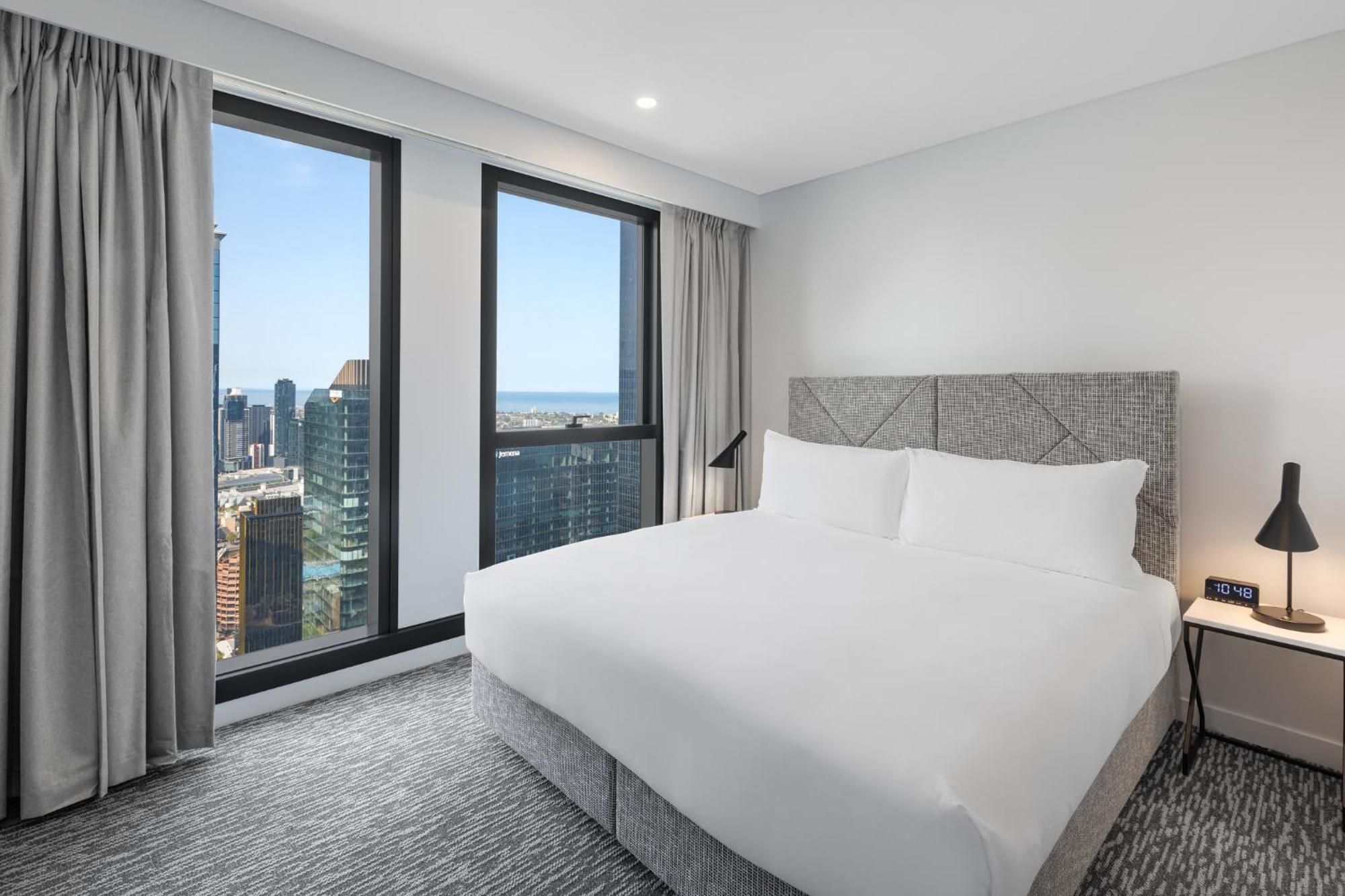 Meriton Suites Melbourne City Exterior foto A bedroom at the hotel