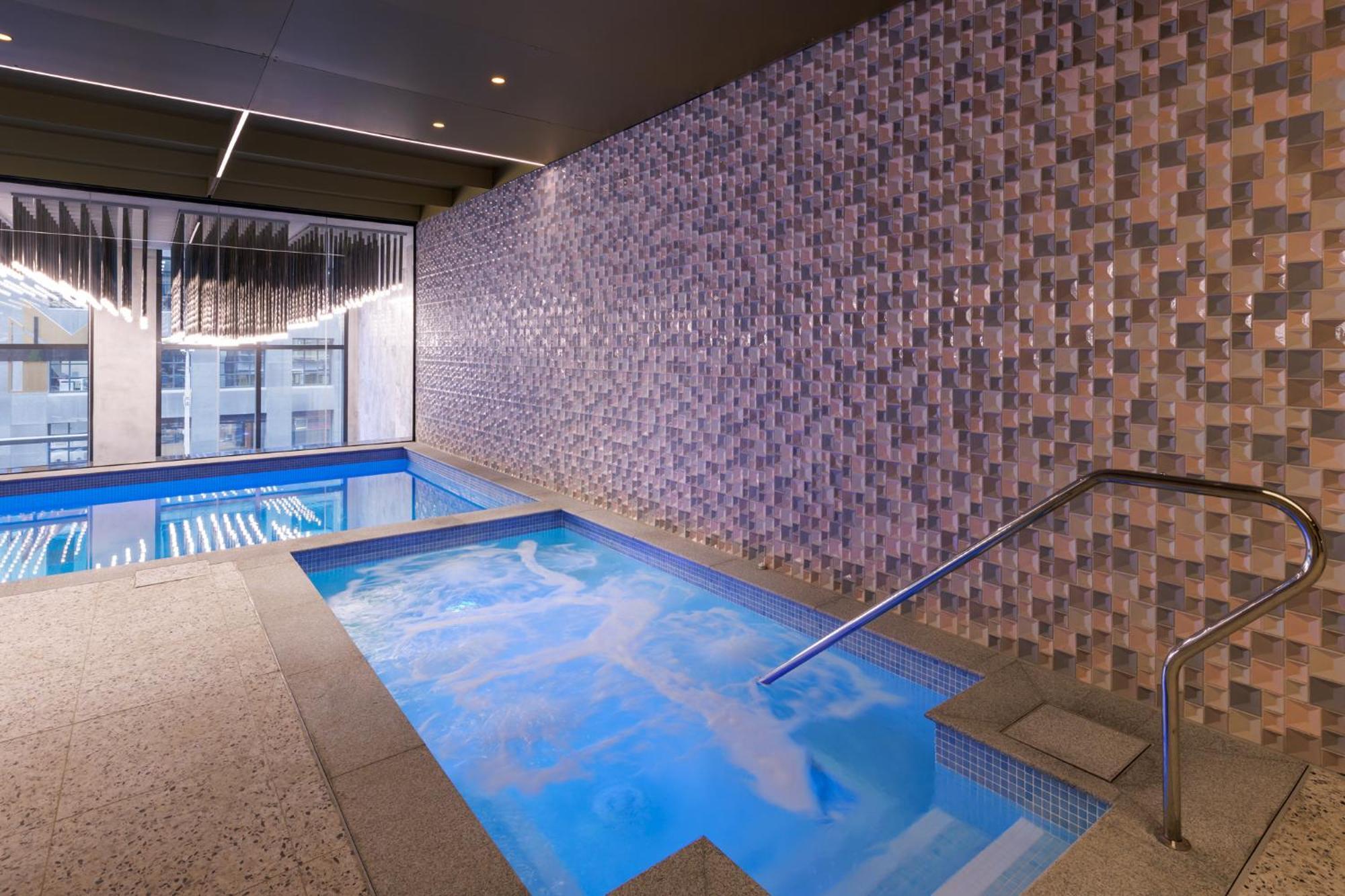 Meriton Suites Melbourne City Exterior foto The pool at The Ivy Spa